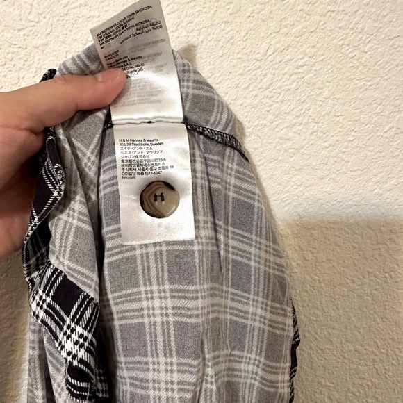 🍩H&M🍩 DIVIDED Black & White Plaid Short Sleeve Button Up V-Neck Top - Picture 6 of 7